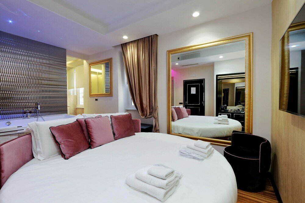 Фото Trevi Diamond Luxury Suite & Jacuzzi