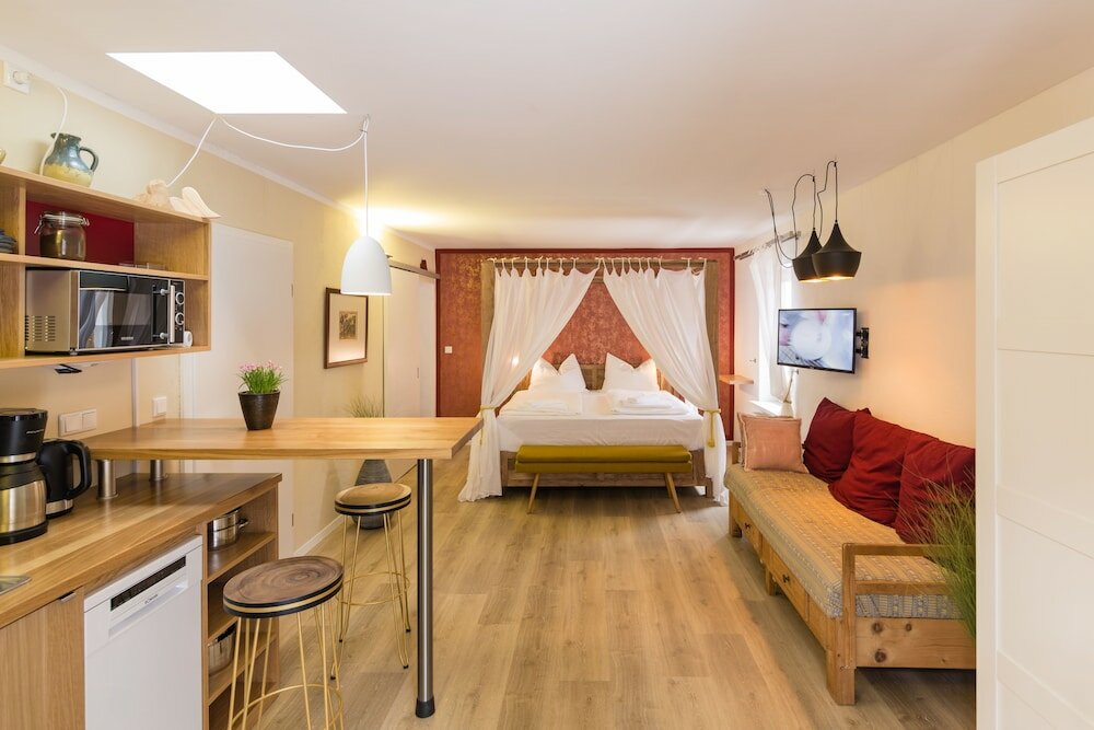 Фото Little Suite Apartments