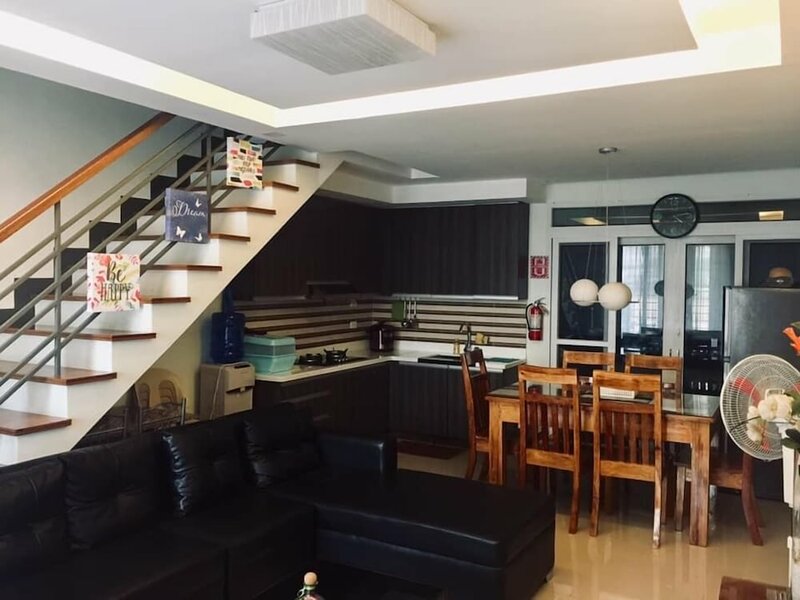 Гостиница Alliyah's Townhouse в Кесон-Сити