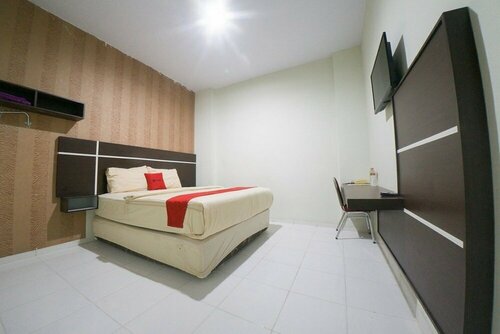 Гостиница RedDoorz Plus near Mall Panakukang 2 в Макасаре