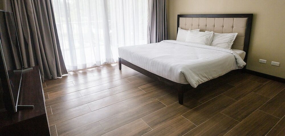 Фото Padgett Place - Deluxe Suites