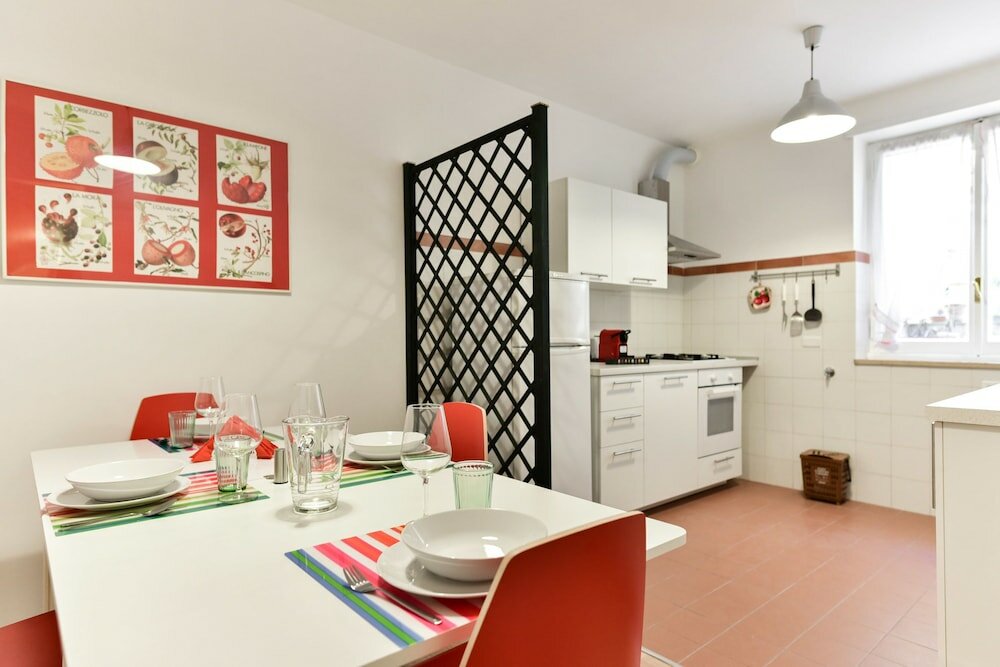 Фото Red & White Vatican Apartment