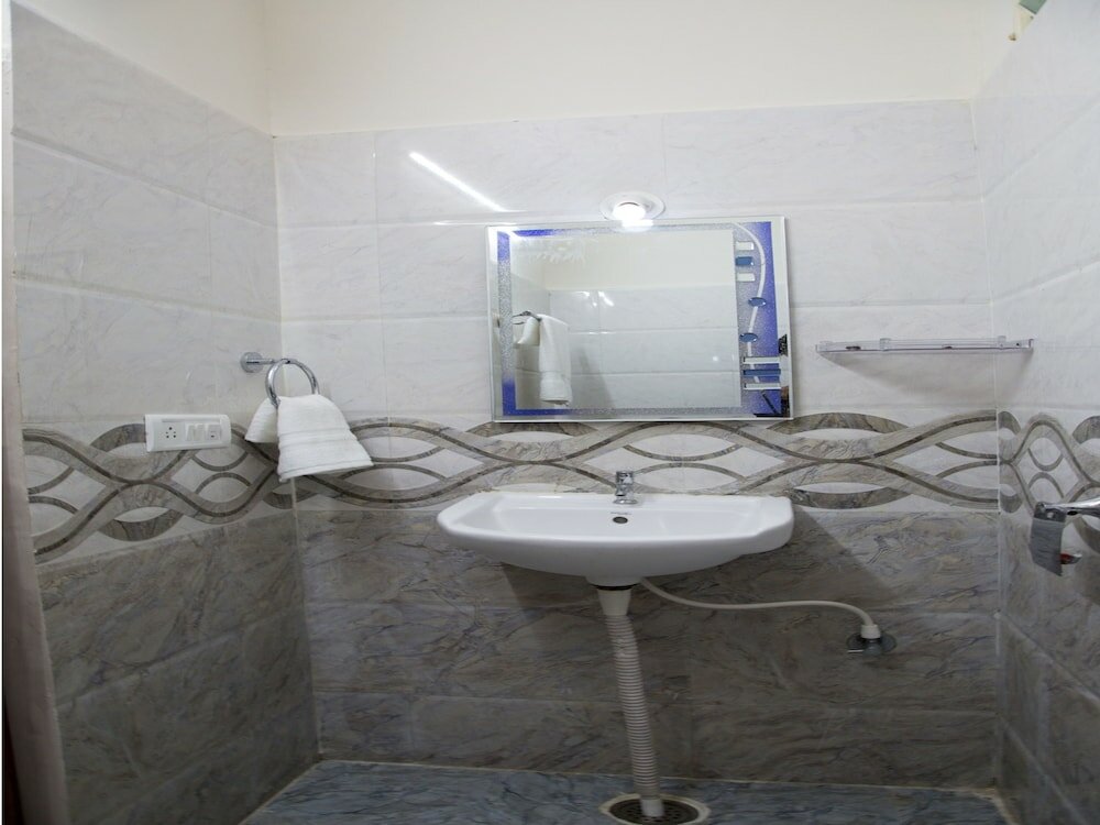 Фото Oyo 9248 Hotel Shrinidhi