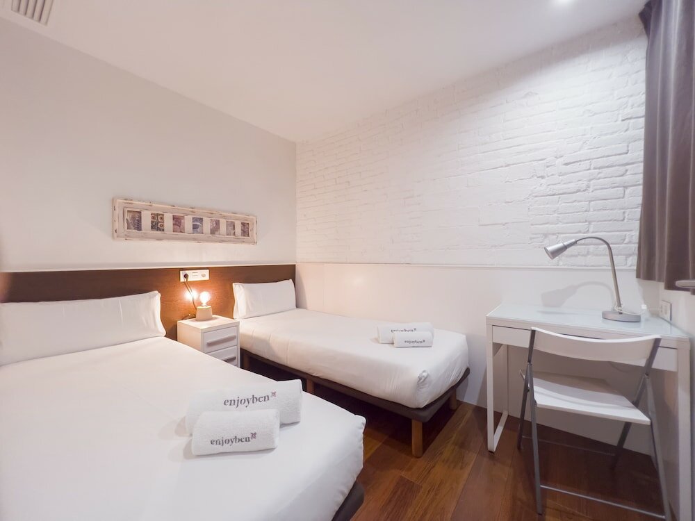 Фото Enjoybcn Gaudi Apartments