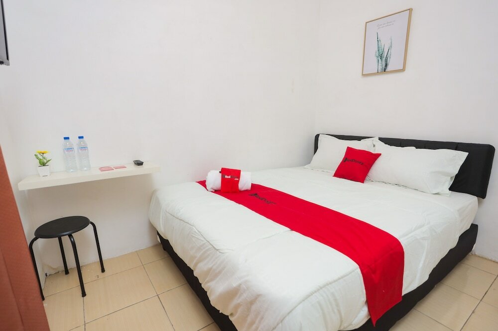 Фото RedDoorz near Plaza Araya 2