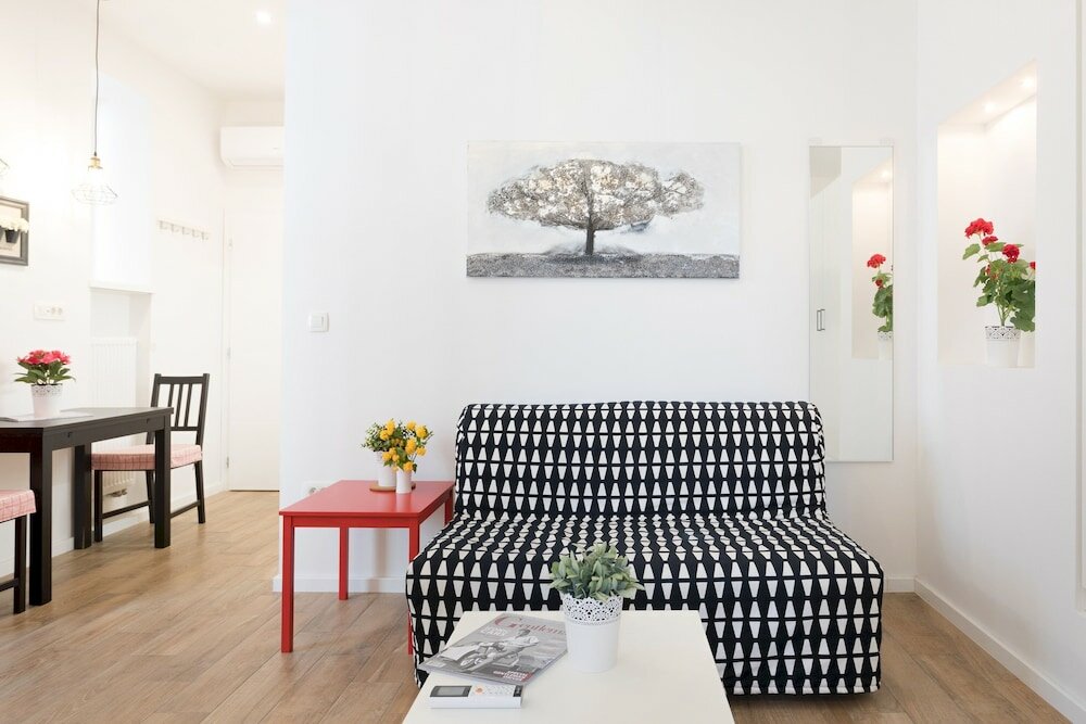 Фото Cute Studio With Beautiful Balcony in the Center!