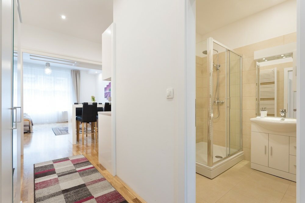 Фото Bright and Spacious Apartment in the City Center!