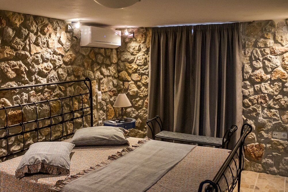 Фото Spacious home with garden in Marathonas