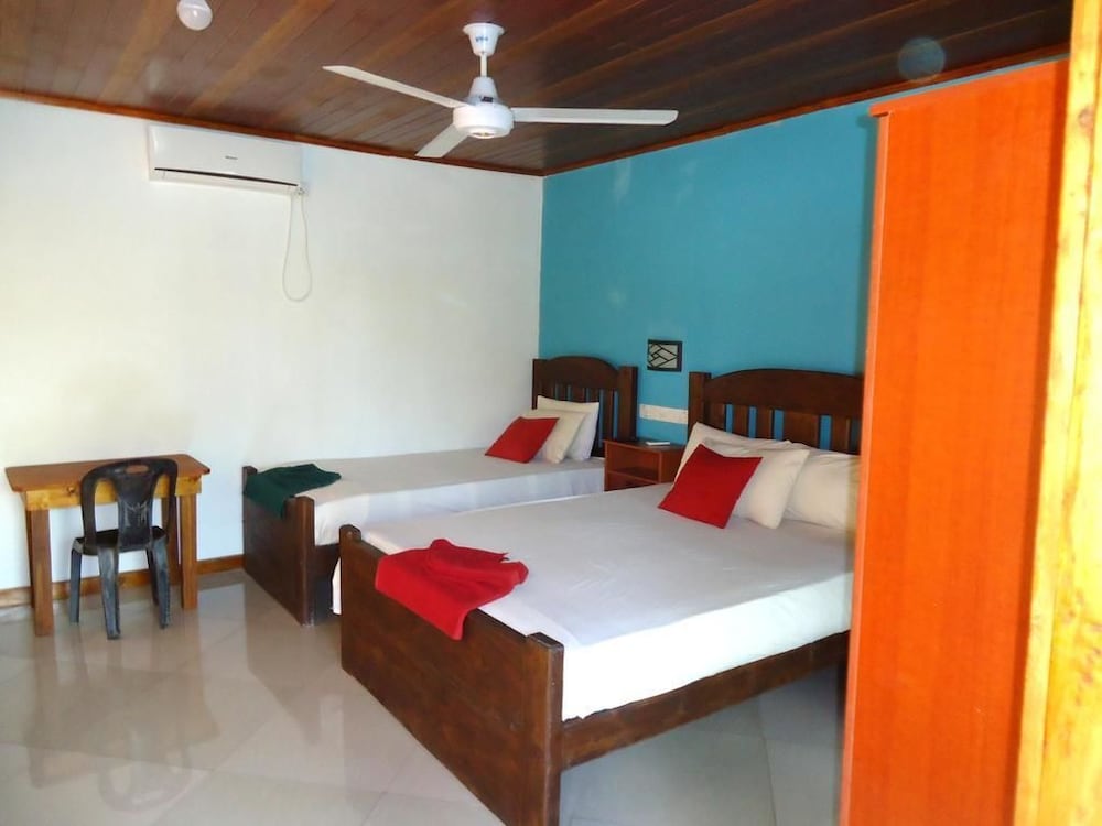 Фото New Green Hut Inn & Restaurant