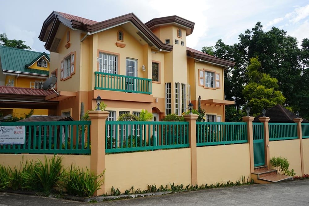 Фото Charming Tagaytay Vacation Home