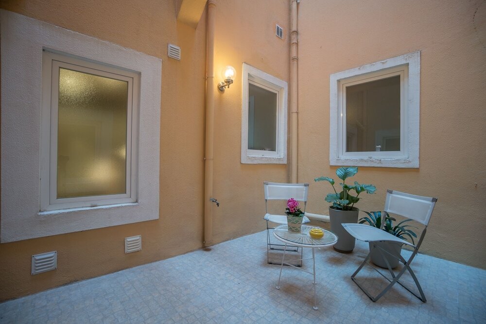 Фото Elegant & Cozy Apartment