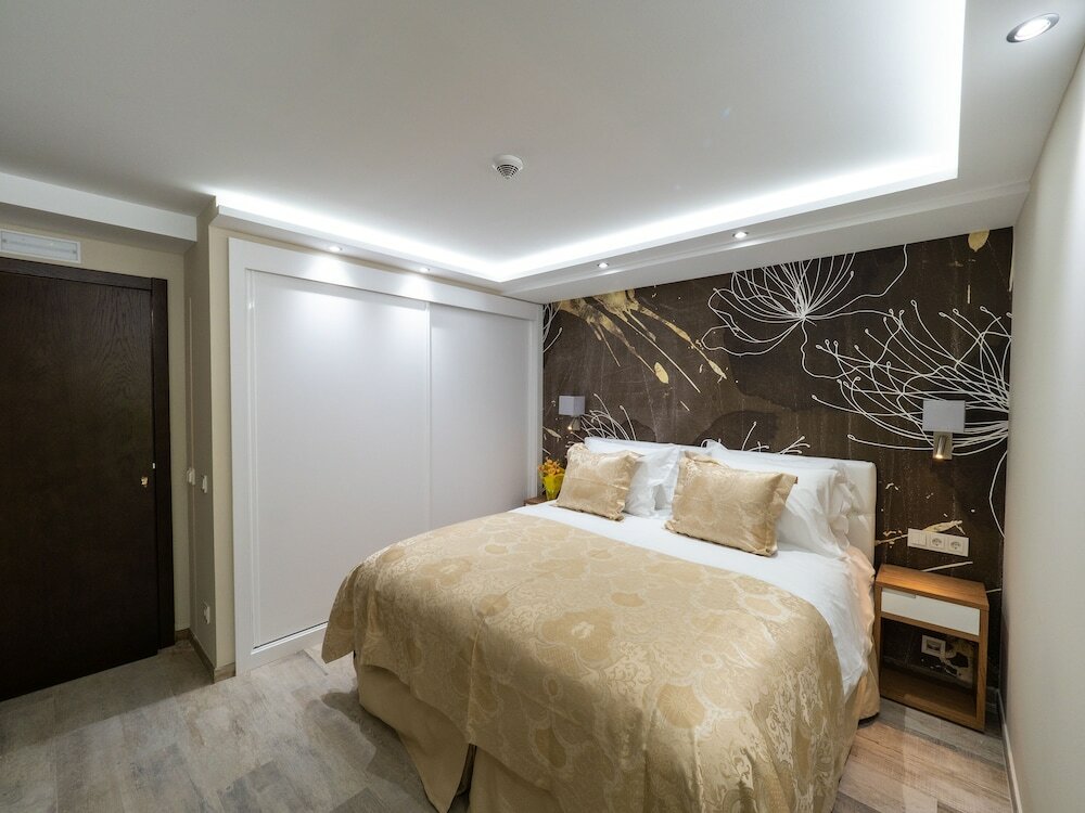 Фото Aparthotel Esquirol