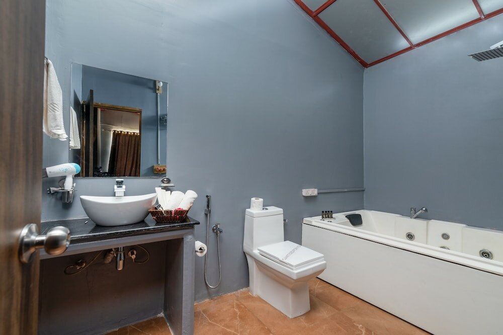 Фото Amadi Beach Front Resort