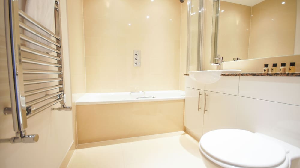 Фото Crompton House Apartments