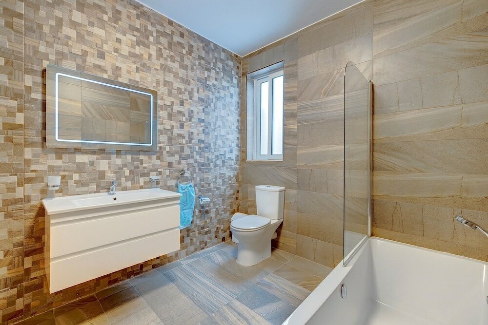 Фото Deluxe Apartment Steps to St George's Bay