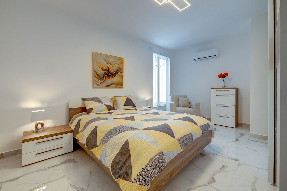 Фото Fabulous Penthouse Close to St George's Bay