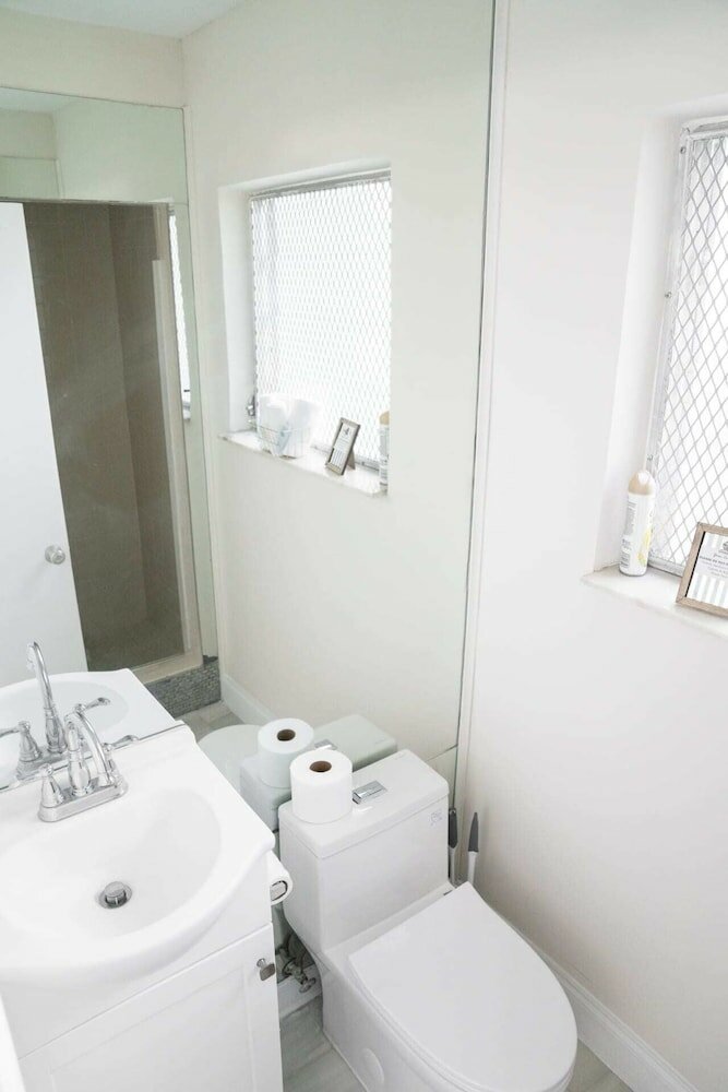 Фото Cozy House With Patio, Fireplace, Parking - Hollywood, Florida