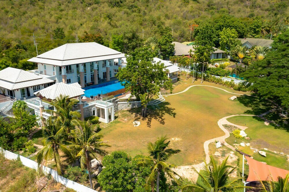 Фото Luxury Mansion 6 Br on Golf Course Jb