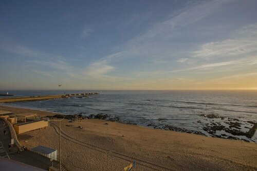 Гостиница Liiiving -Luxury Beachfront Apartment II в Порту