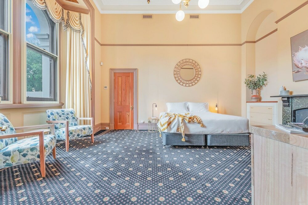 Фото Clocktower Suites