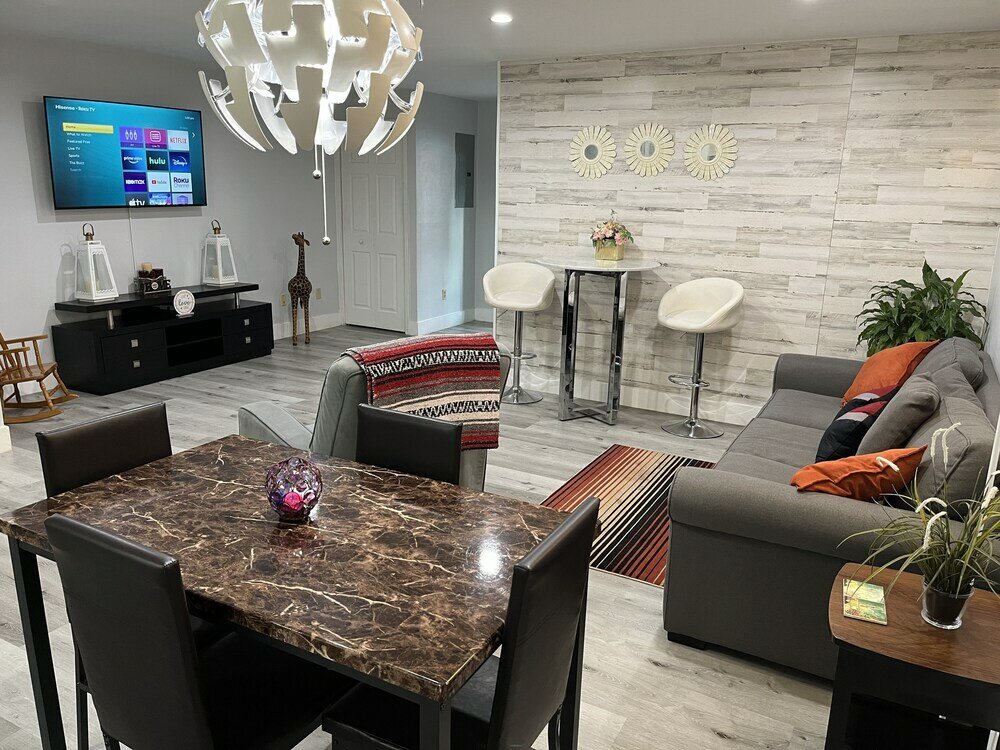 Фото Luxurious & Spacious Townhouse 6 Miles From Beach