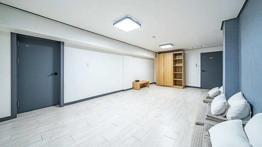 Фото Geoje Hotel Deluxe and Guest House