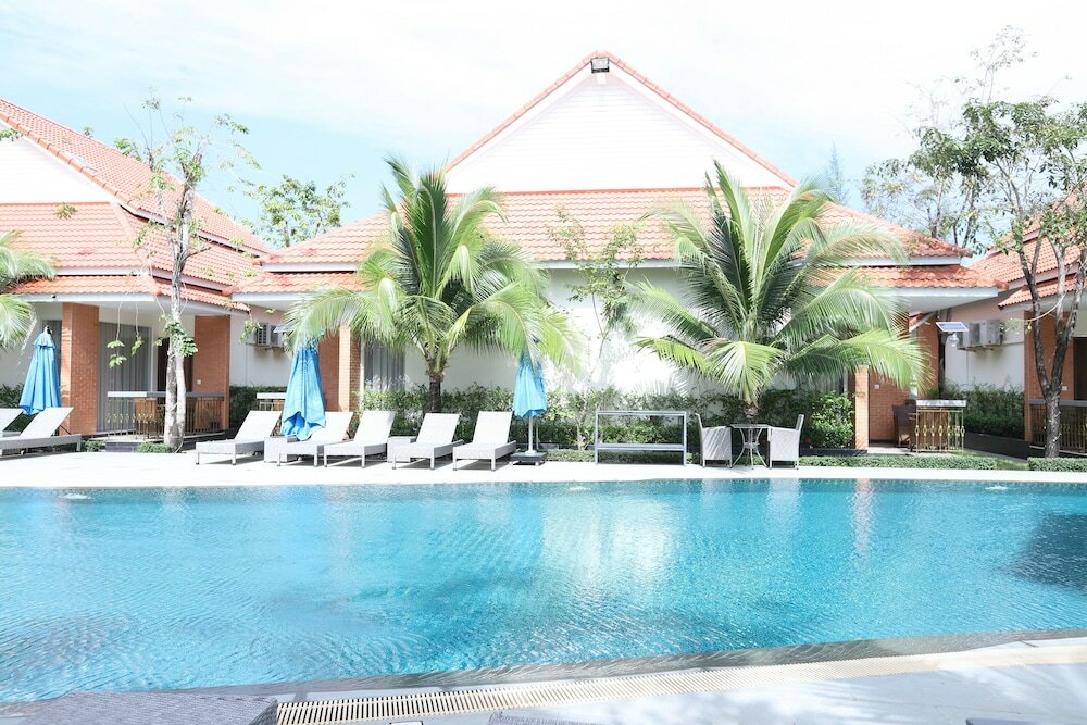 Фото Sea Breeze Hotel & Villa