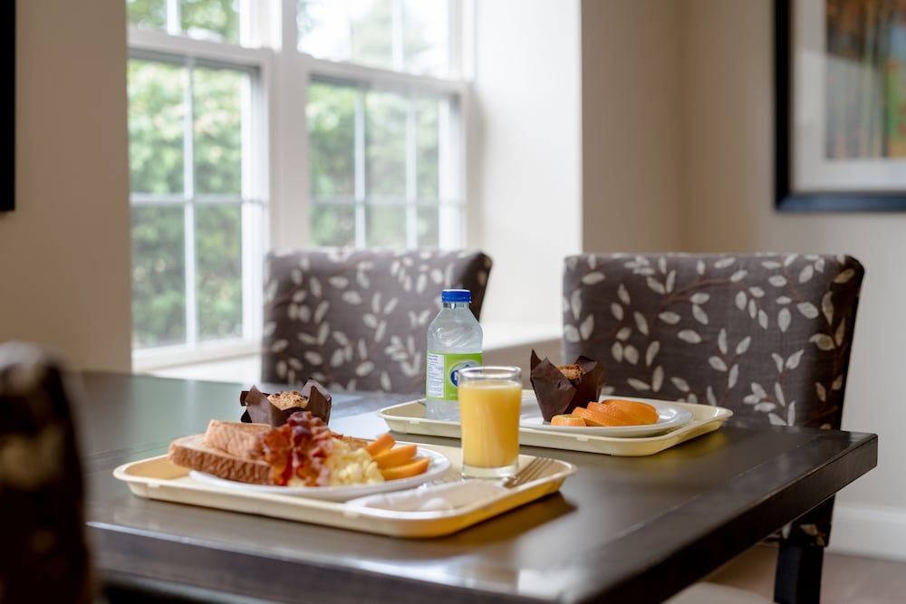 Фото Amsterdam Inn & Suites Sussex