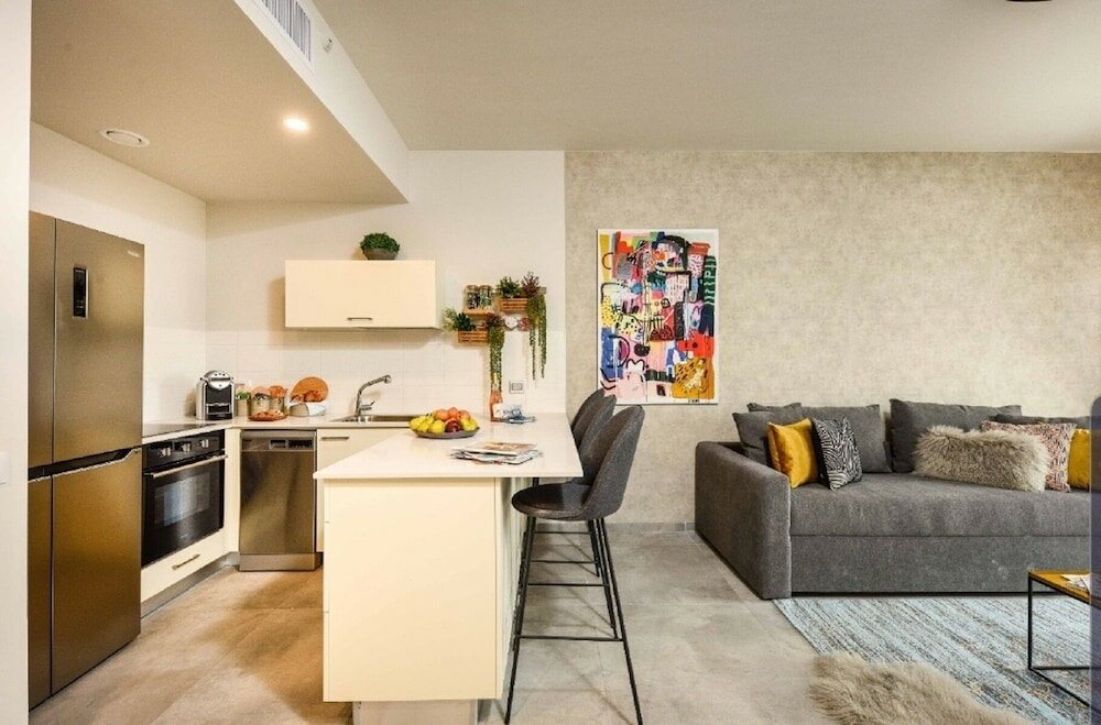 Фото J-Tower Apartments