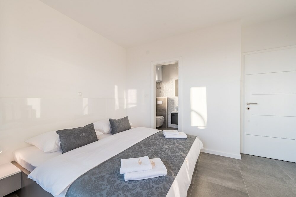 Фото Villa Magnifica Penthouse with Jacuzzi