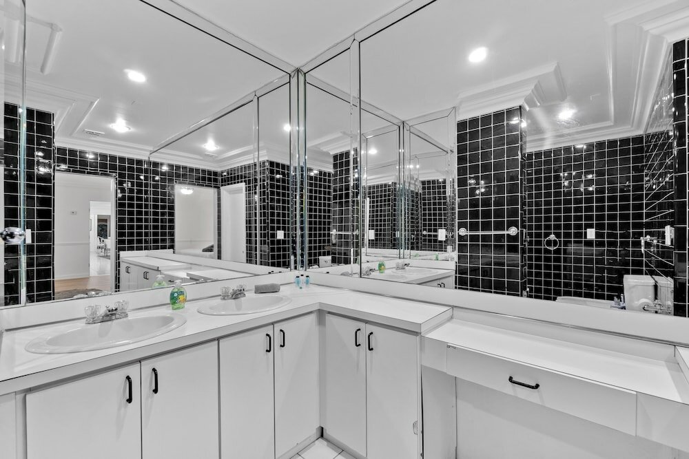 Фото Chateau Michael Luxury Brickell Villa with Pool