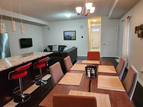 Гостиница Beautiful Three Bedroom House в Китченере