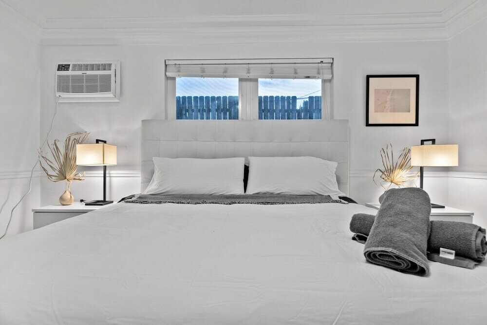 Фото Chateau Michael Luxury Brickell Villa with Pool