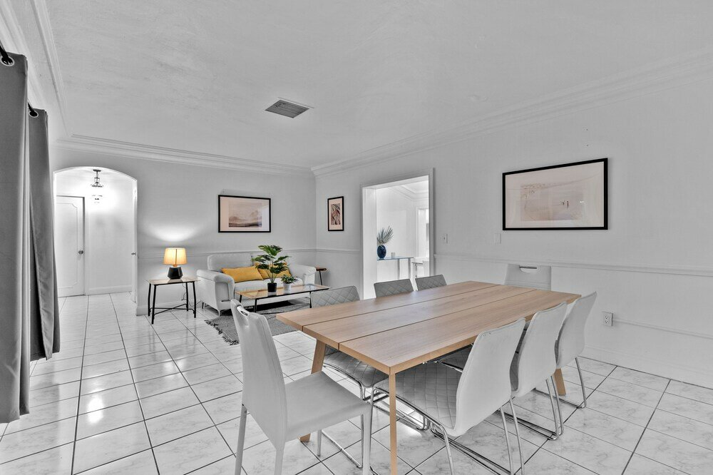 Фото Chateau Michael Luxury Brickell Villa with Pool