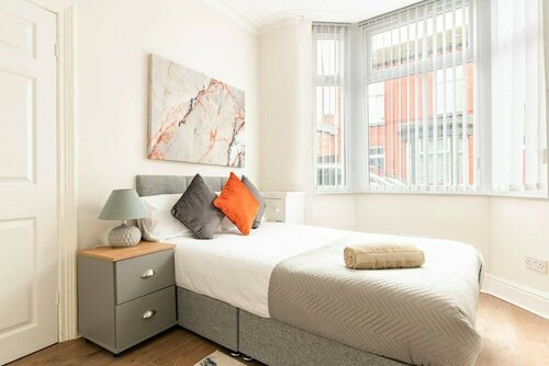 Гостиница Inviting 3-bedroom Home in Liverpool With Parking в Ливерпуле
