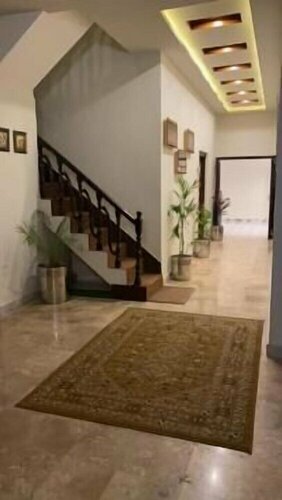 Гостиница Hotel The Holiday в Лахоре