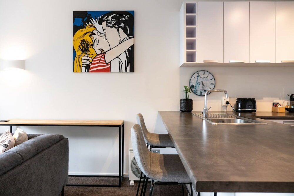 Фото Centrally Located Light-filled Studio w Parking