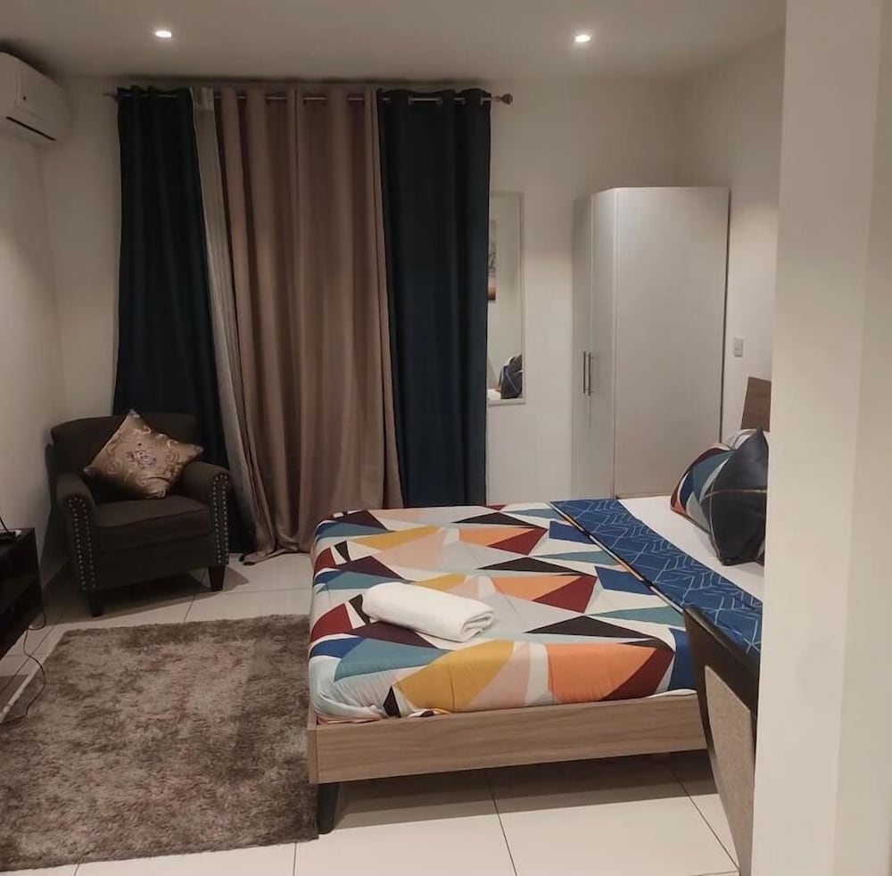 Фото Golden Breeze Suites