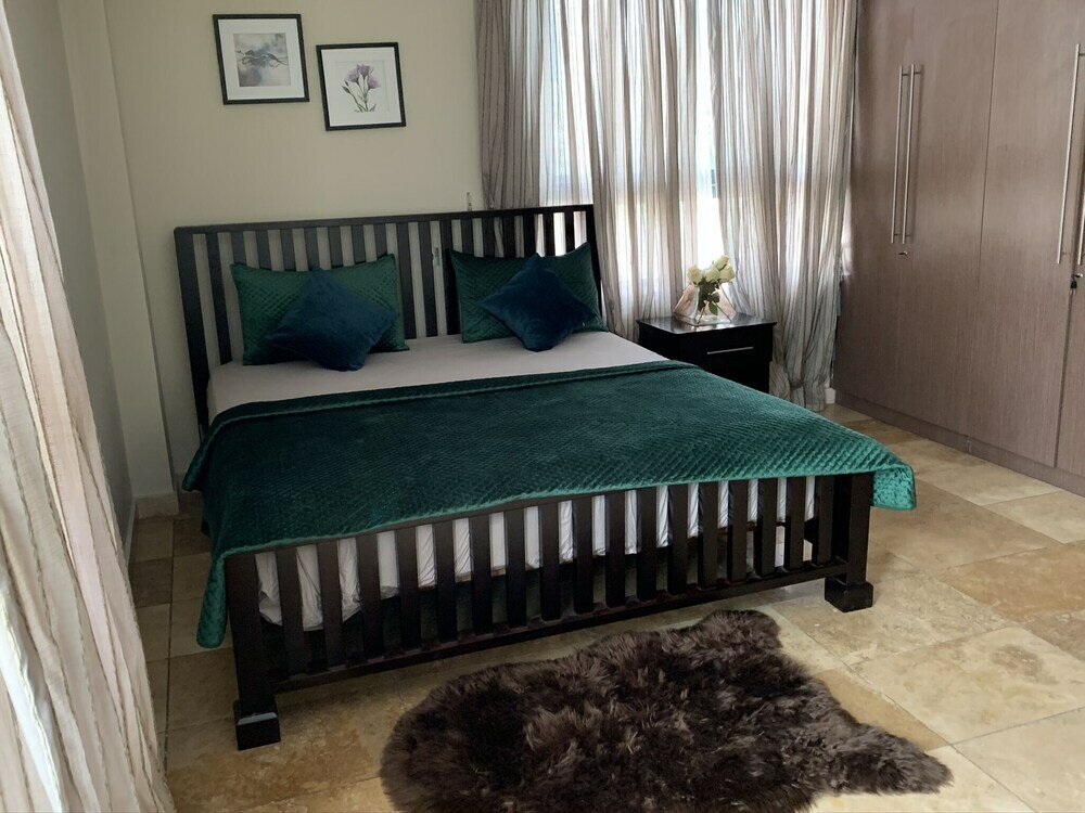 Фото Euneva Court Townhouses - Bentley Place