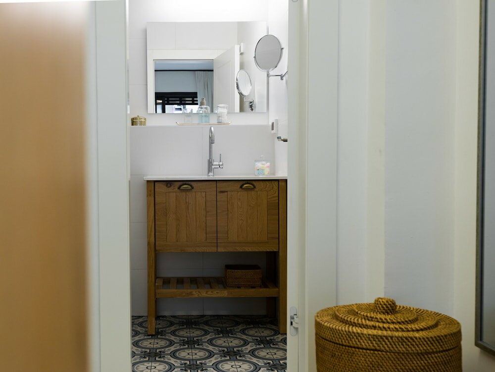 Фото Contemporary & Texture-Rich Hideaway