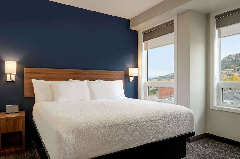 Фото Park Inn by Radisson, Kelowna