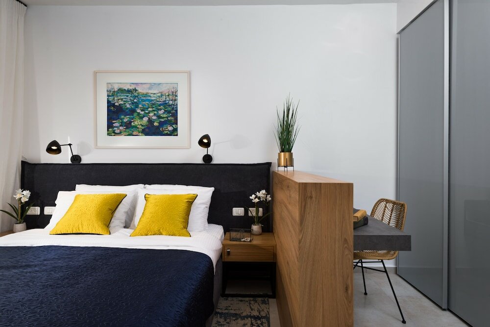 Фото Contemporary & Texture-Rich Hideaway