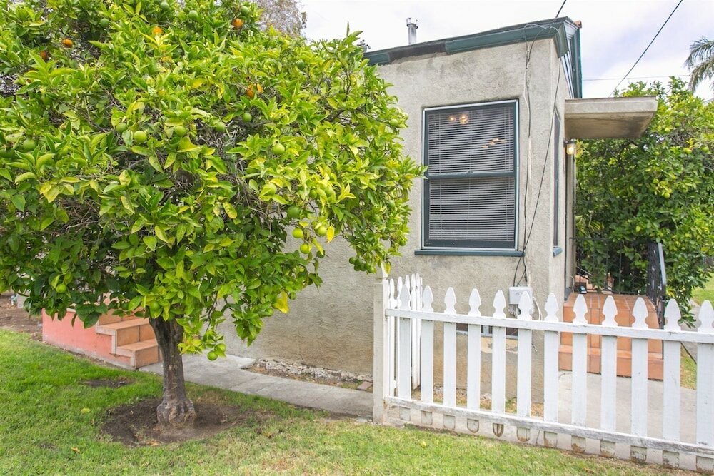 Фото Orange Tree Cottages Downtown