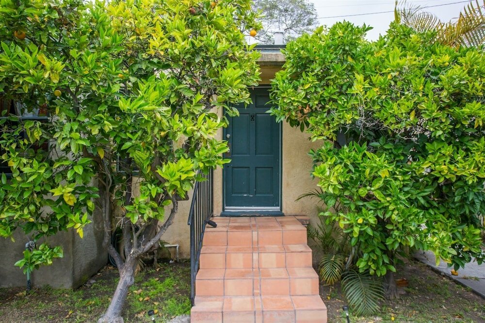 Фото Orange Tree Cottages Downtown