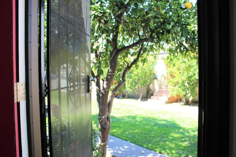 Фото Orange Tree Cottages Downtown