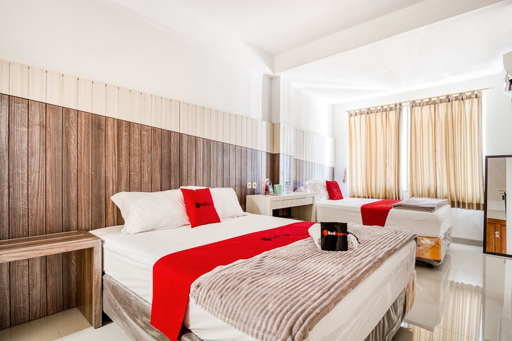 Фото RedDoorz near Untag Surabaya