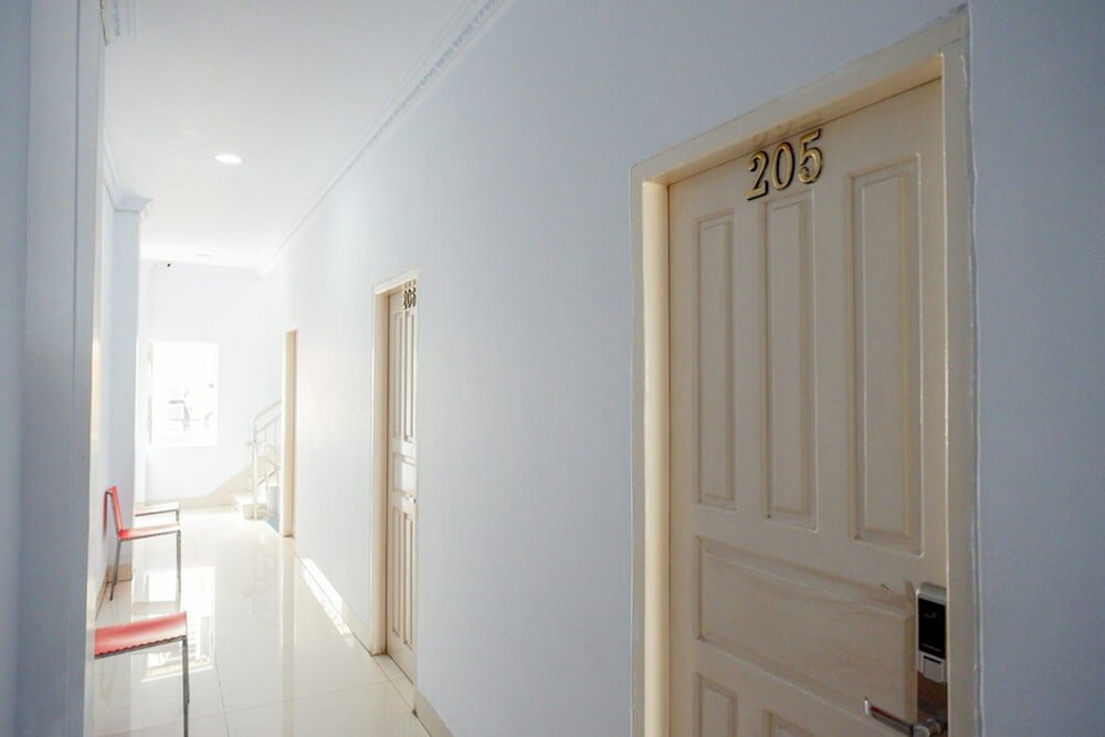 Фото RedDoorz @ Hotel Bravo Pantai Kamali Bau Bau