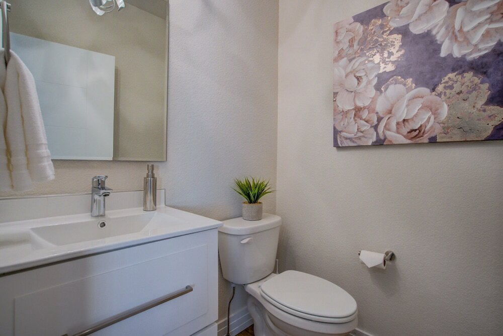 Фото Downtown Skyline Rooftop Patio Modern Townhome