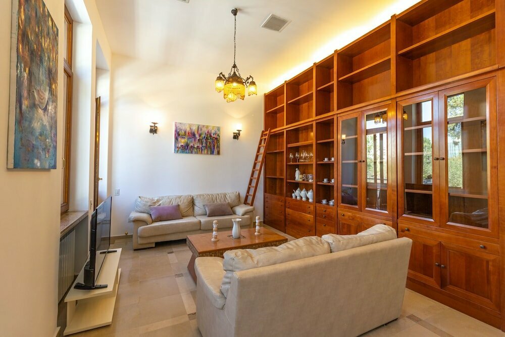 Short-term housing rental Art apartment in Mamila, Jerusalem, photo