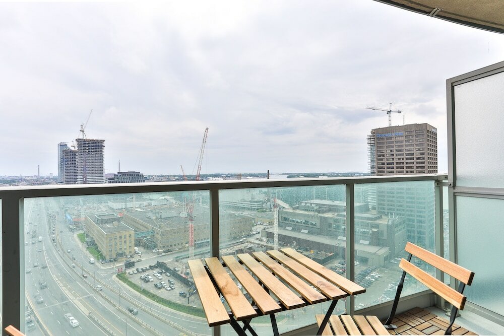 Фото Lively Urban Condo in Old Toronto